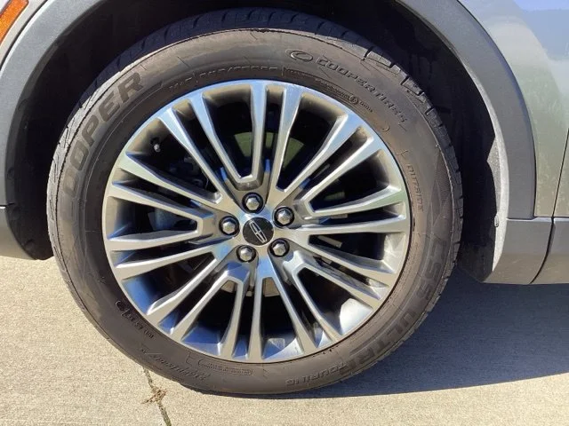 Used 2016  Lincoln Reserve image 6