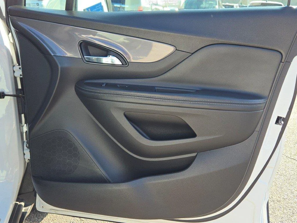 Used 2022 Summit White Buick Preferred image 6