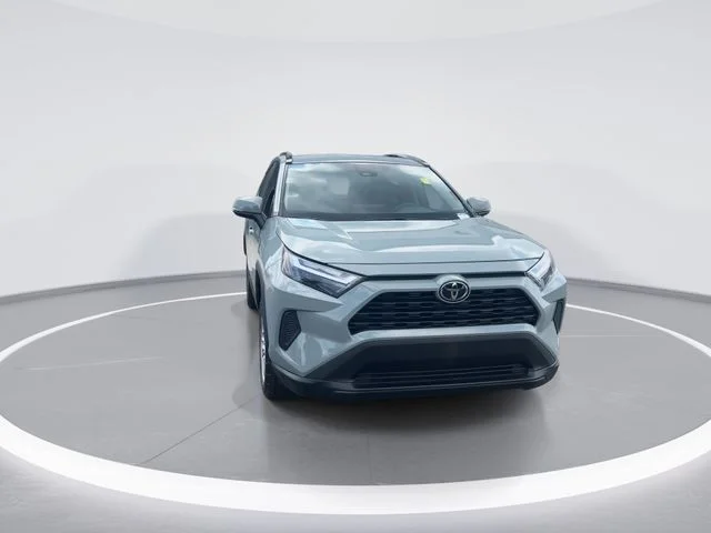 Used 2022  Toyota XLE image 3