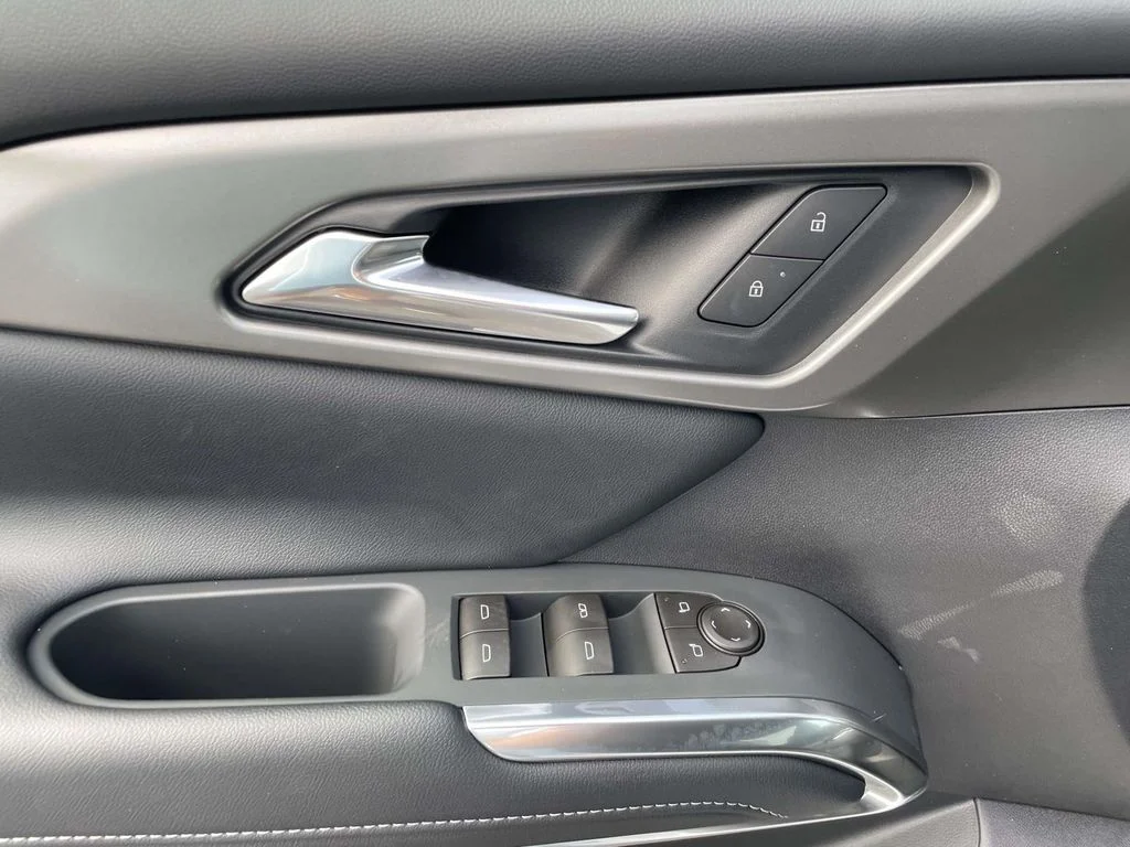 New 2026 Polar White Tricoat Chevrolet LT image 18