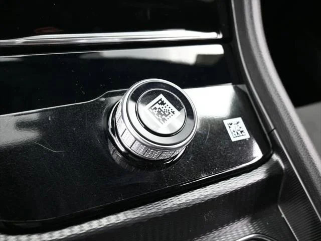 New 2026 Diamond Black Crystal Pearl-Coat Exterior Paint Jeep Laredo image 18