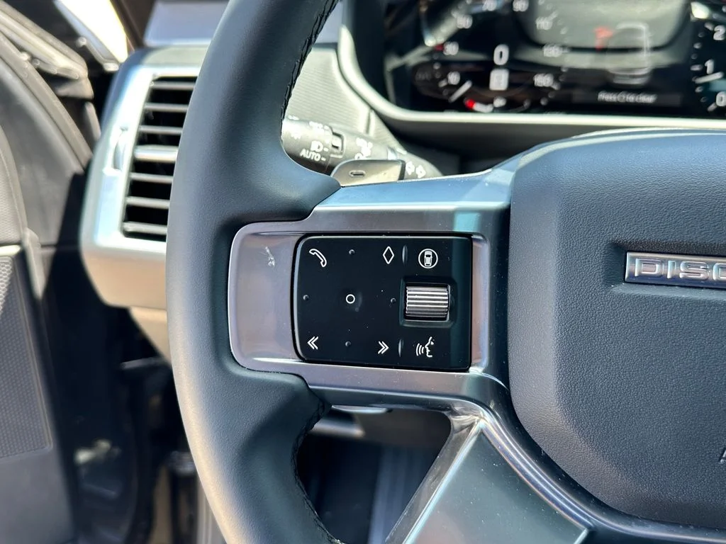 Used 2025  Land Rover Dynamic SE image 15