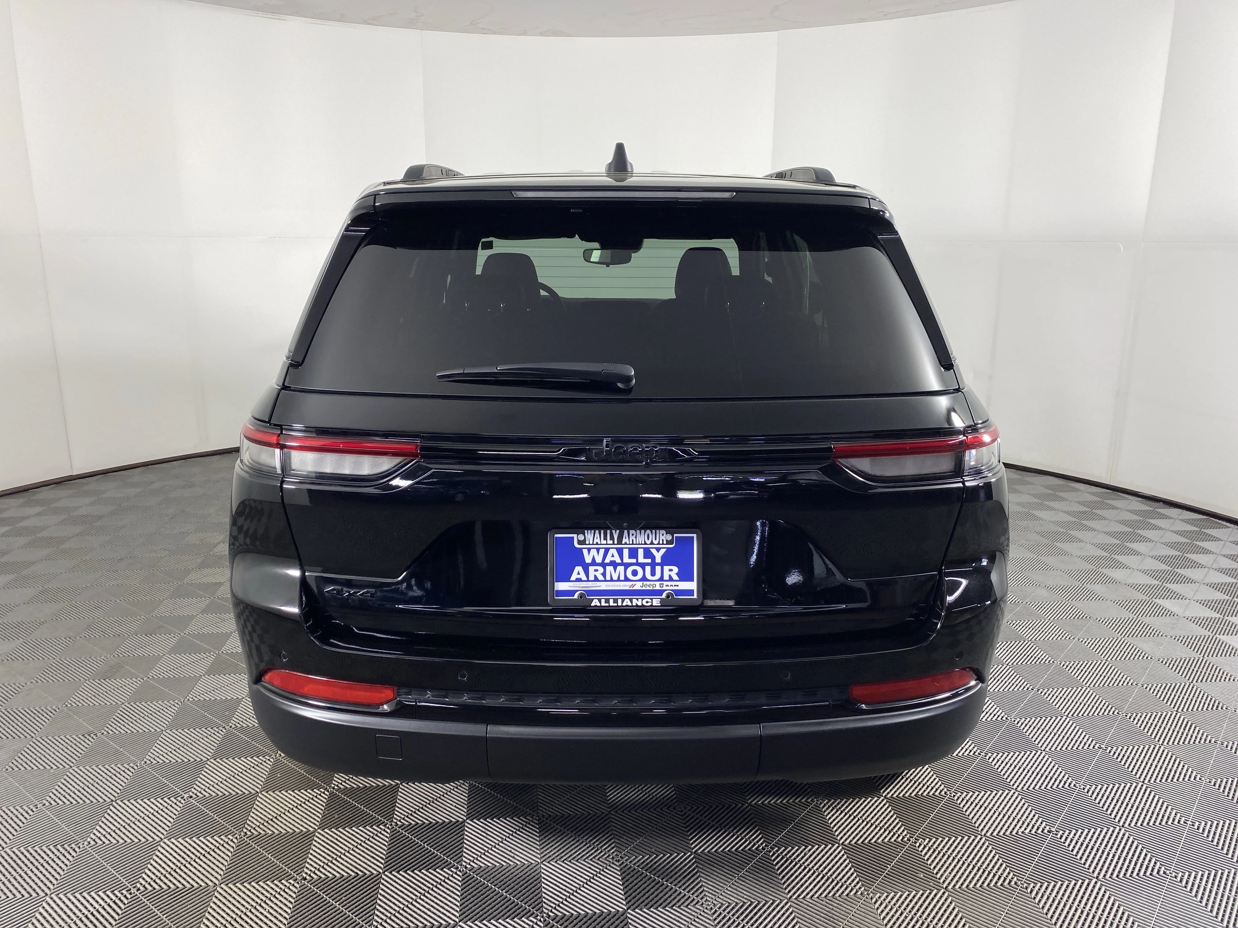Used 2024 Diamond Black Crystal Pearlcoat Jeep Altitude X image 9