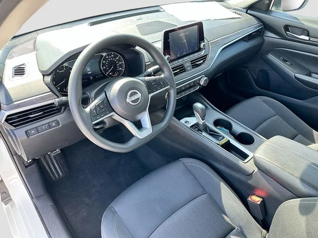 Used 2025 White Nissan 2.5 SV image 9