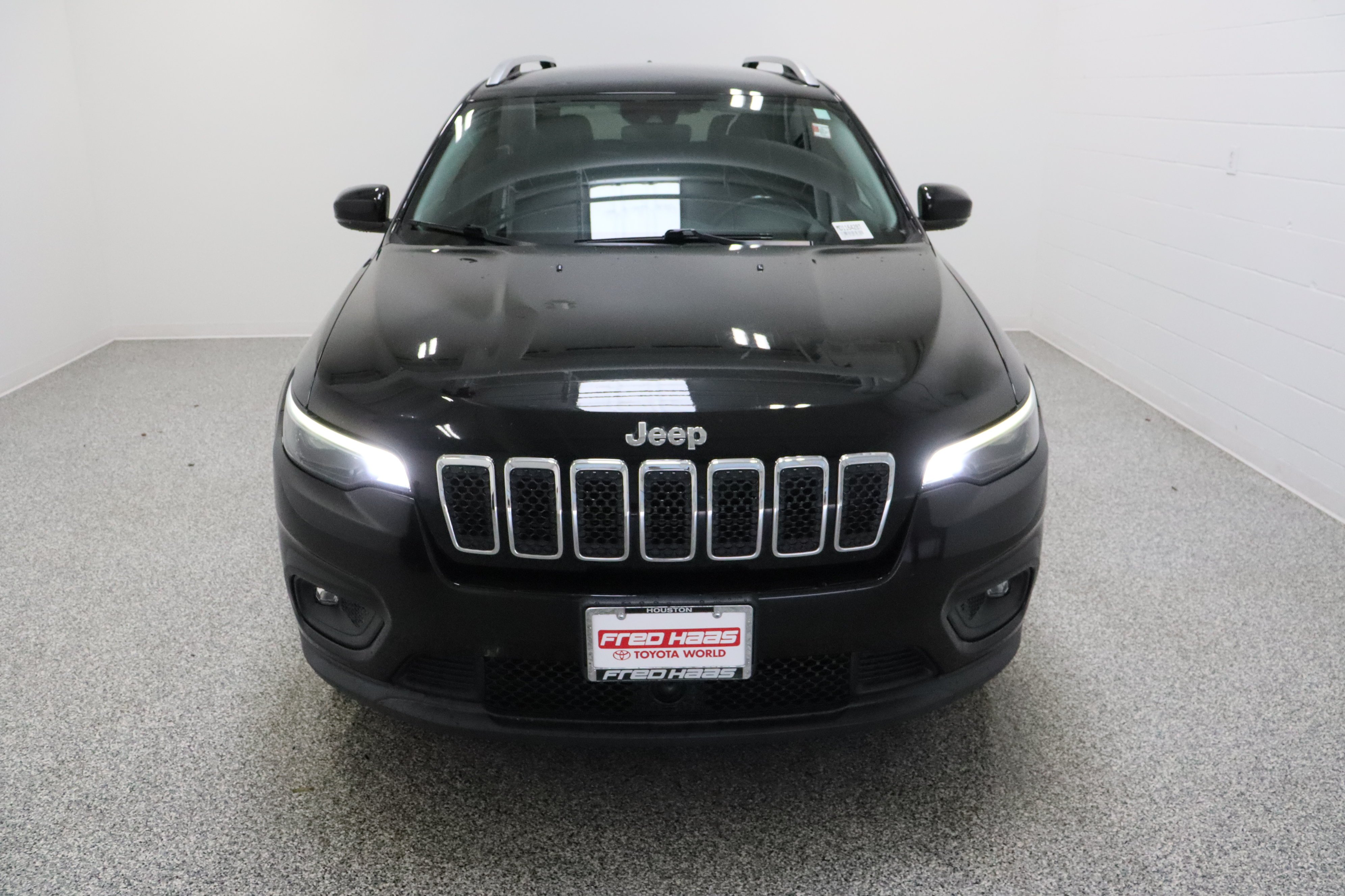 Used 2021 Diamond Black Crystal Pearlcoat Jeep Latitude Plus 2.4L image 3
