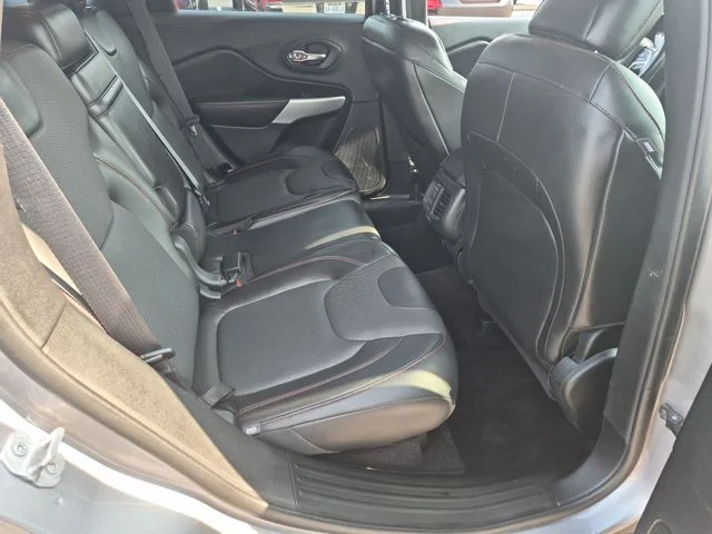 Used 2018 Silver Jeep Trailhawk image 33