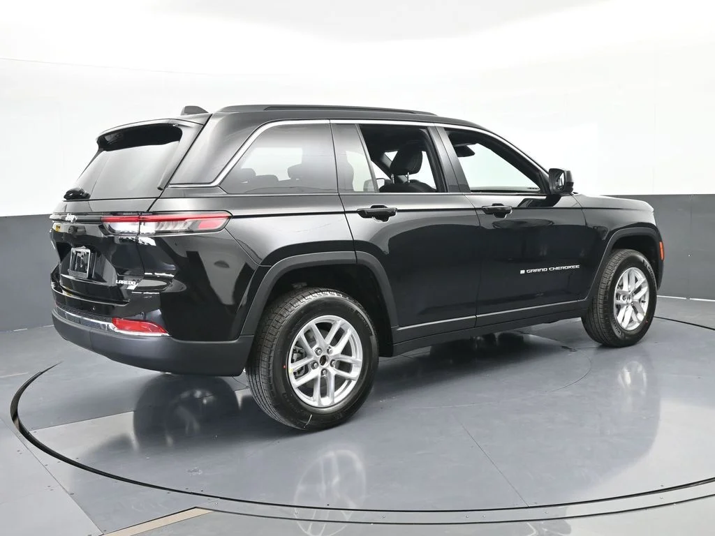 New 2026 Diamond Black Crystal Pearl-Coat Exterior Paint Jeep Laredo X image 6