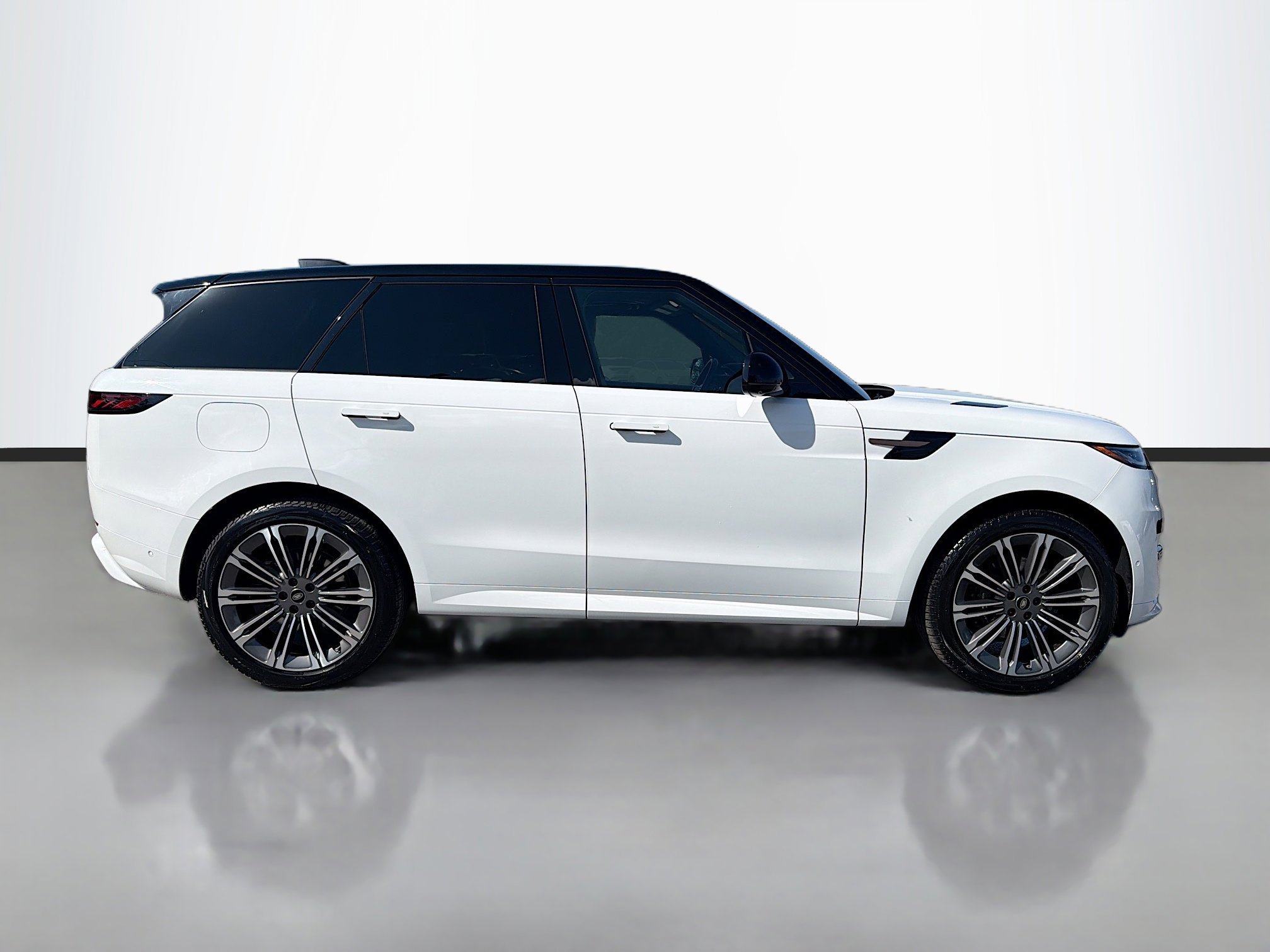 Used 2023 Fuji White Land Rover SE Dynamic image 6
