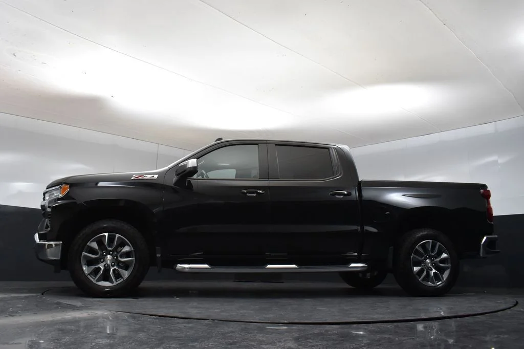 Used 2025 Black Chevrolet LT image 9