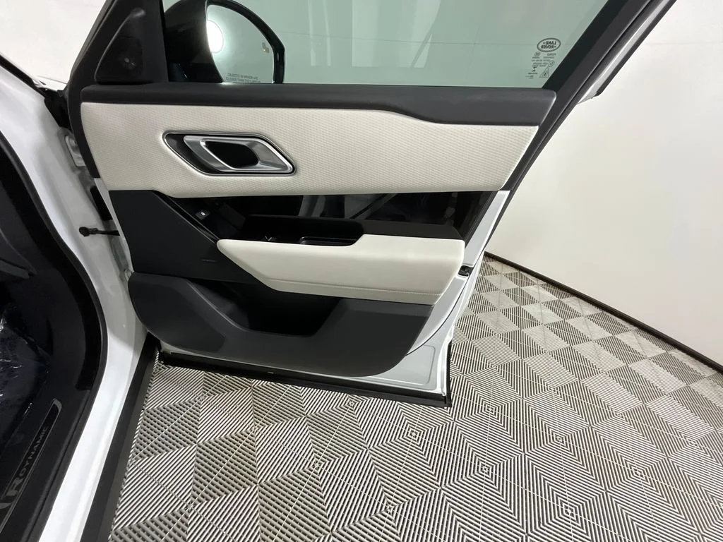 Used 2023 White Land Rover R-Dynamic S MHEV image 22