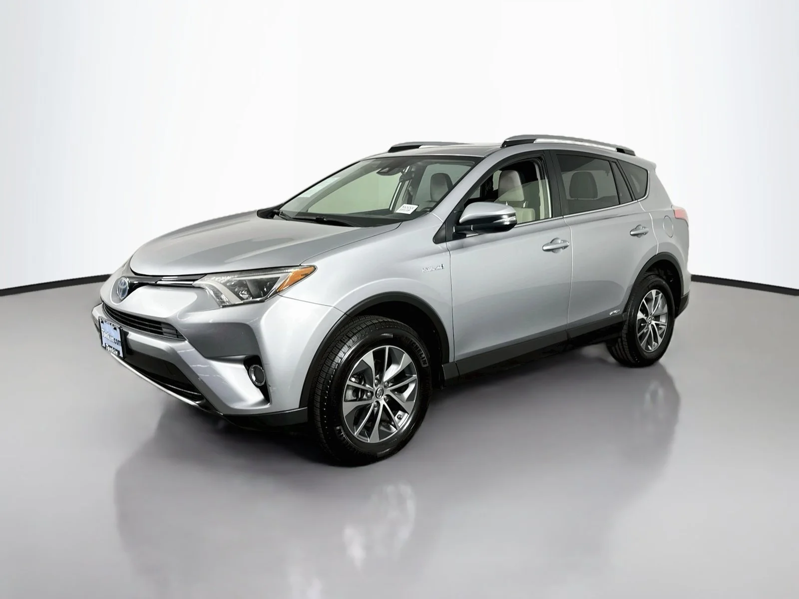 Used 2017 Silver Toyota XLE image 3