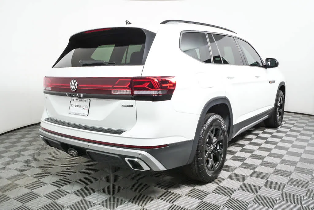 New 2026 Opal White Pearl Volkswagen 2.0T Peak Edition image 3