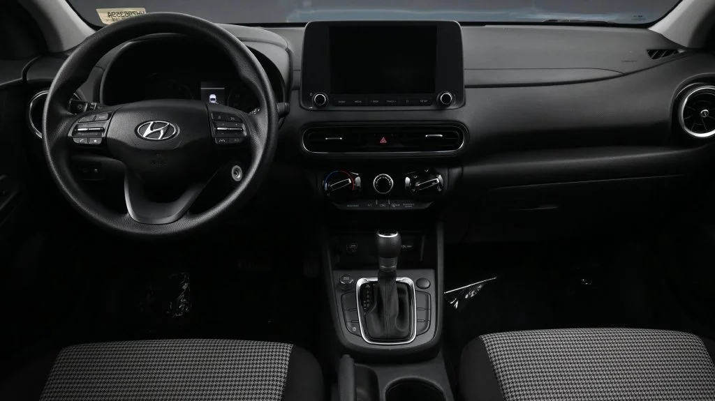 Used 2022 Green Hyundai SE image 4