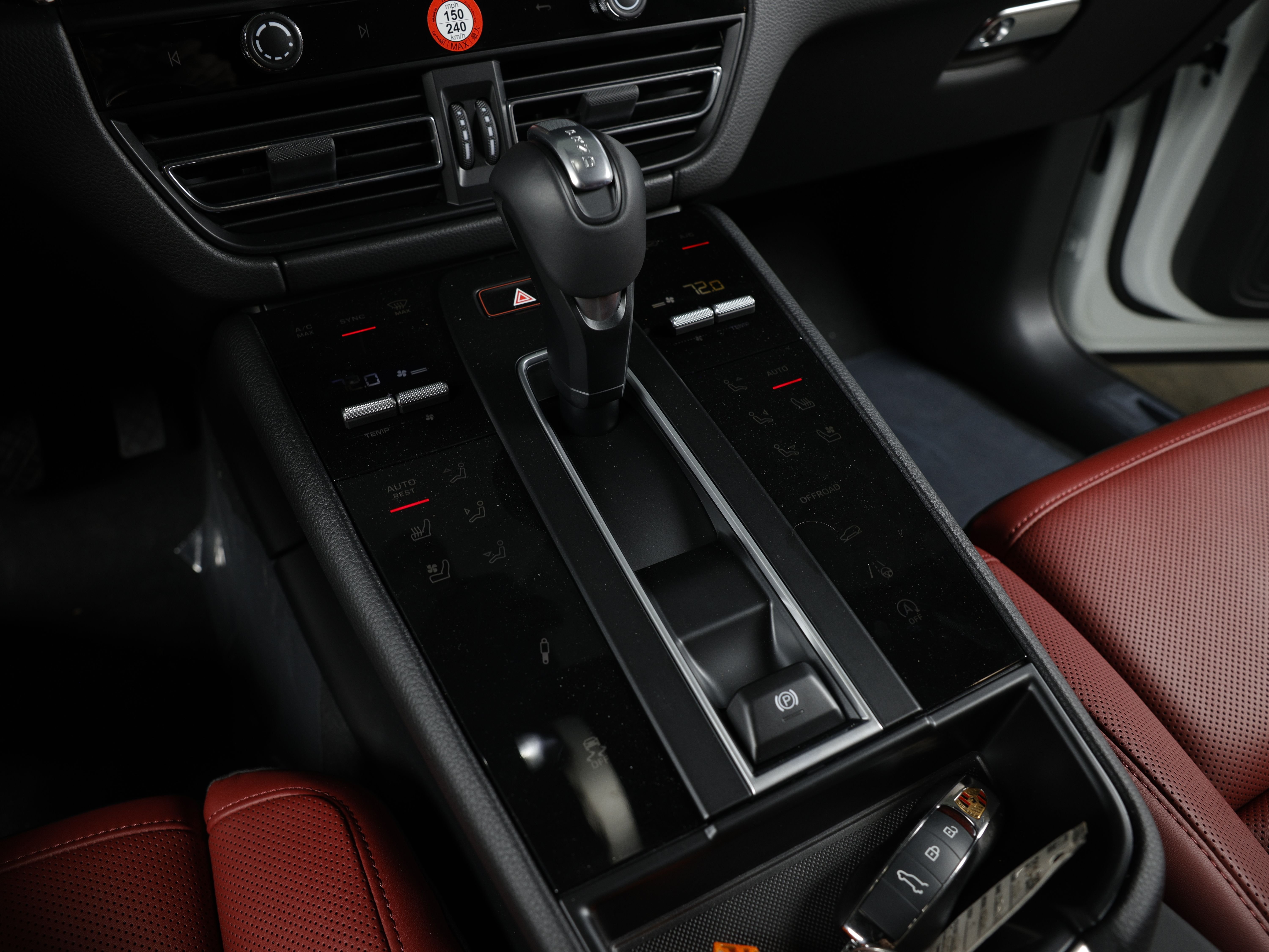 2026 Porsche Macan T - Photo 30