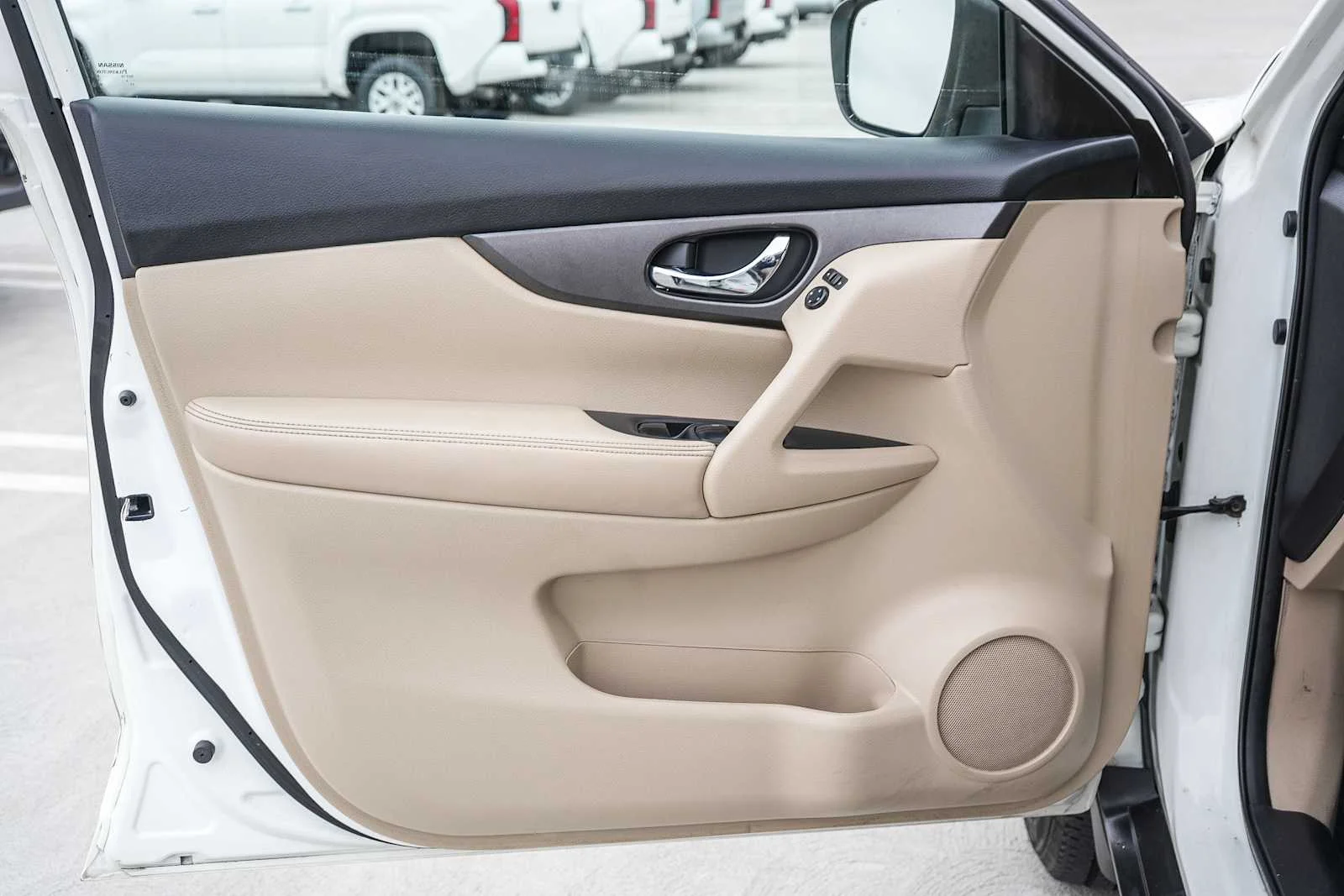 Used 2016 Glacier White Nissan S image 21