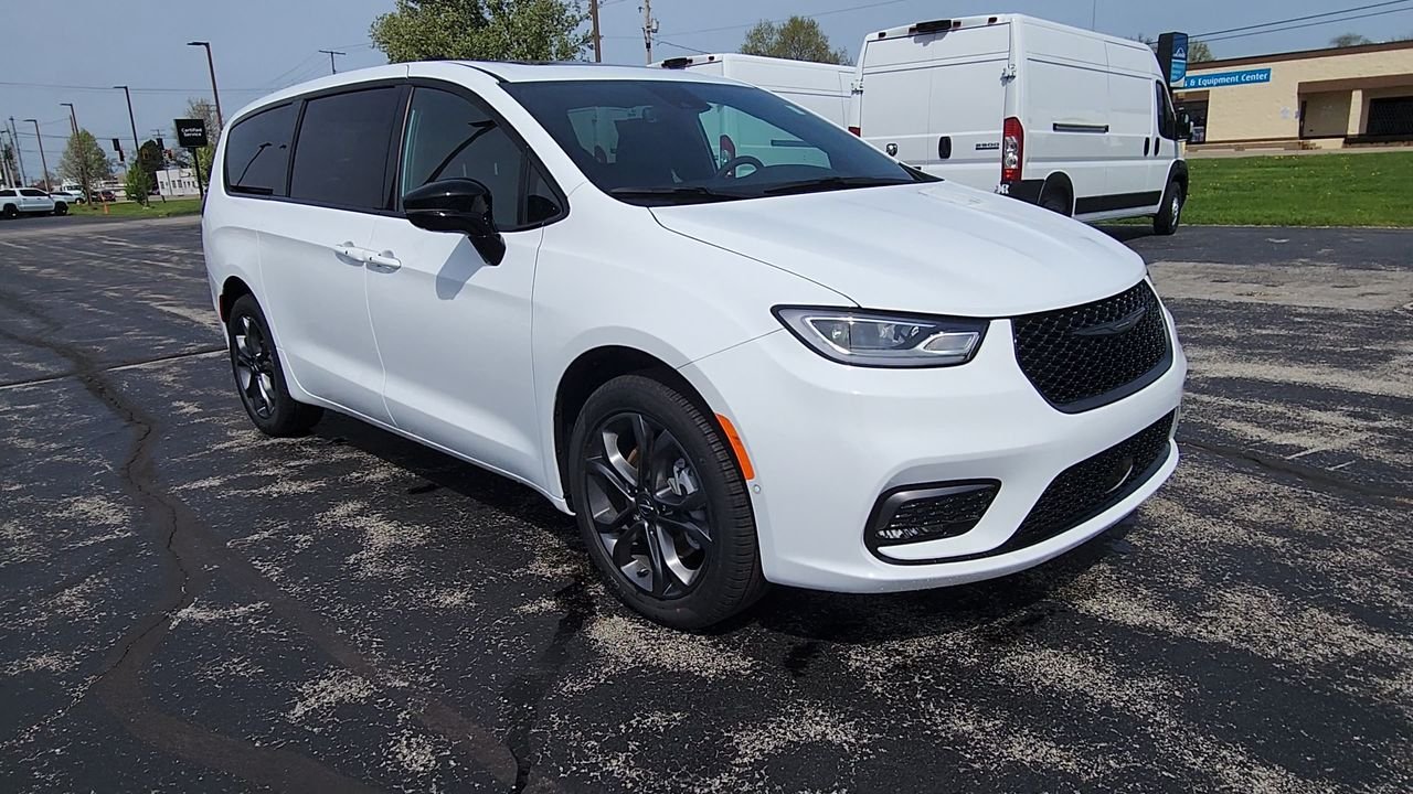 New 2026 Bright White Clear-Coat Exterior Paint Chrysler Select image 2