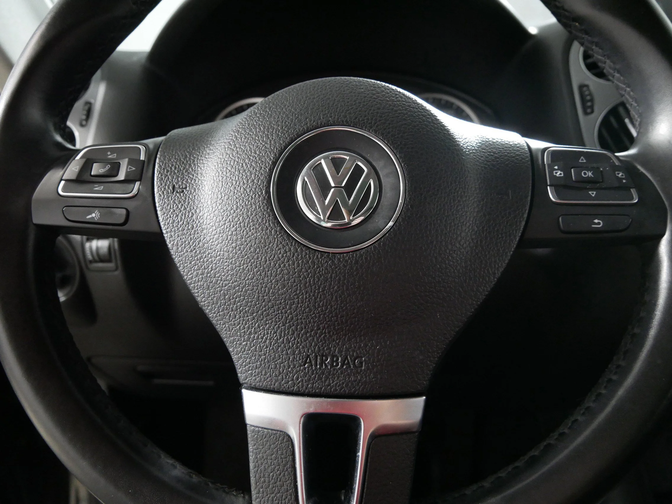 Used 2014 Pepper Gray Metallic Volkswagen SE image 25