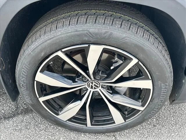 Used 2024  Volkswagen 2.0T SEL Premium R-Line image 33