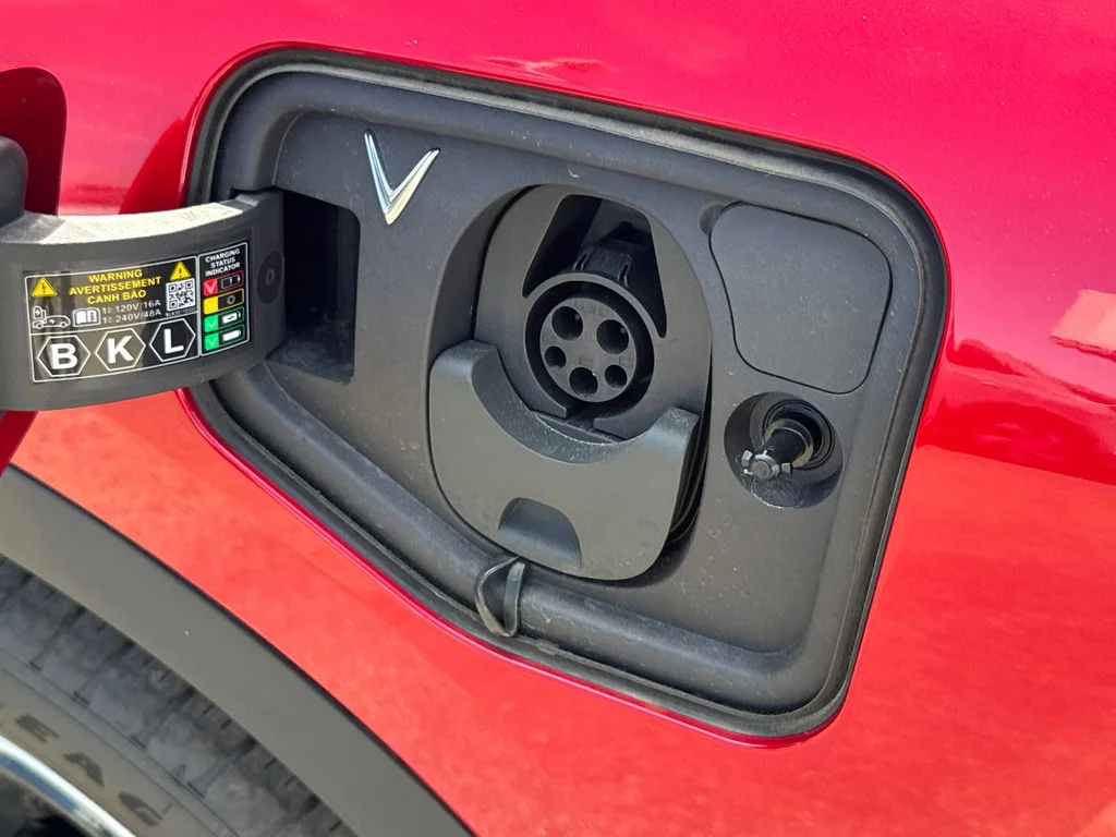 2025 VinFast VF 8 Eco - Photo 8