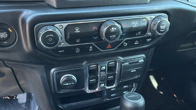 Used 2020 White Jeep Overland 4x4 image 31