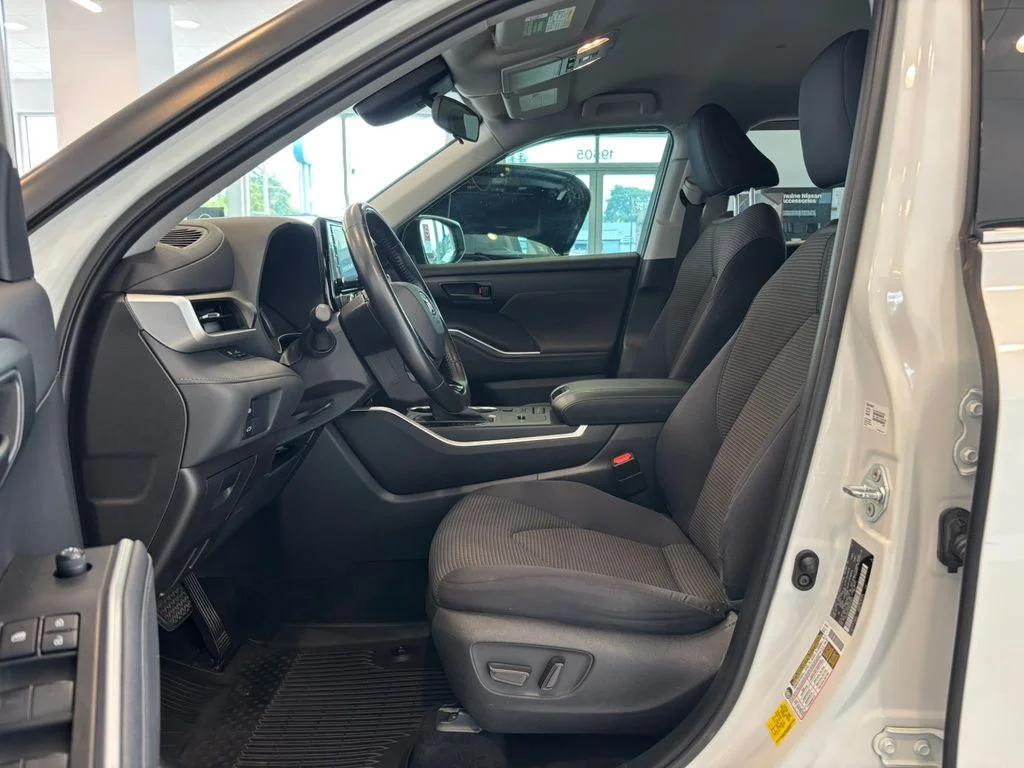 Used 2021 White Toyota LE image 13