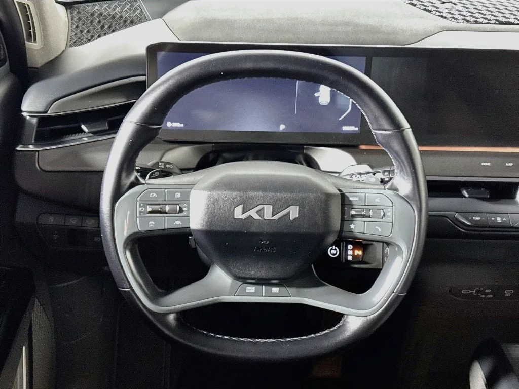 Used 2024 Ivory Kia Land image 13