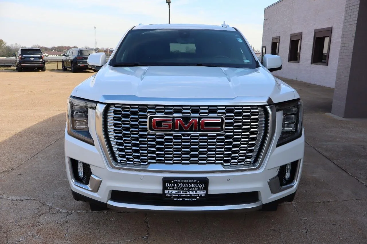 Used 2021 White Frost Tricoat GMC Denali image 9