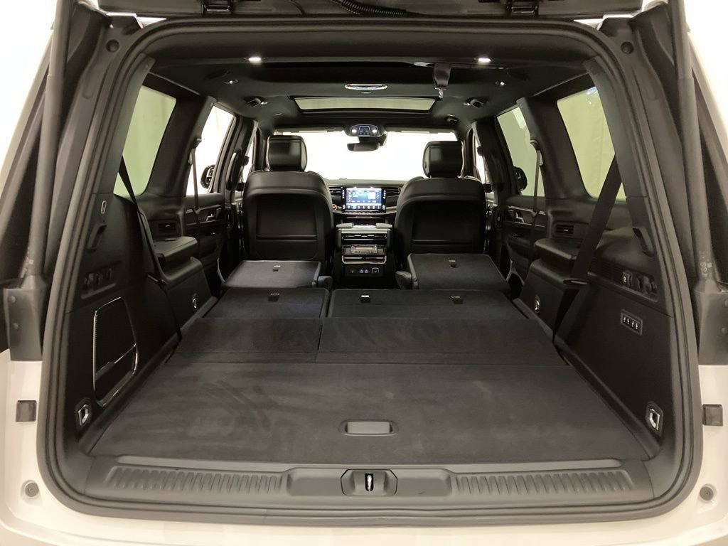 New 2026 Bright White Clear-Coat Exterior Paint Jeep Limited Altitude image 17