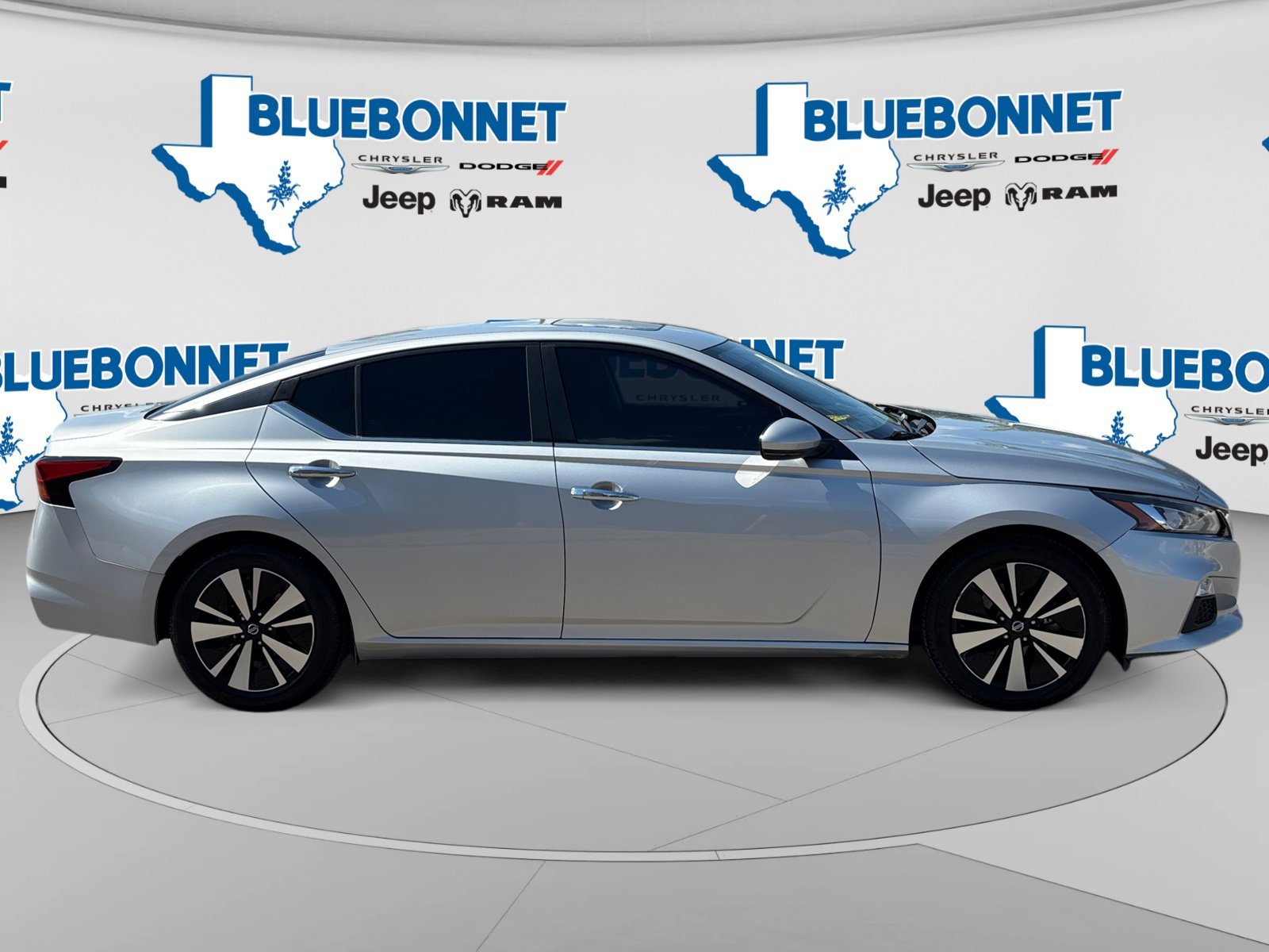 Used 2022 Brilliant Silver Metallic Nissan 2.5 SV image 4