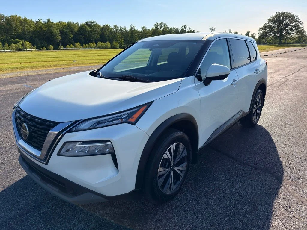 Used 2021 White Nissan SV image 17