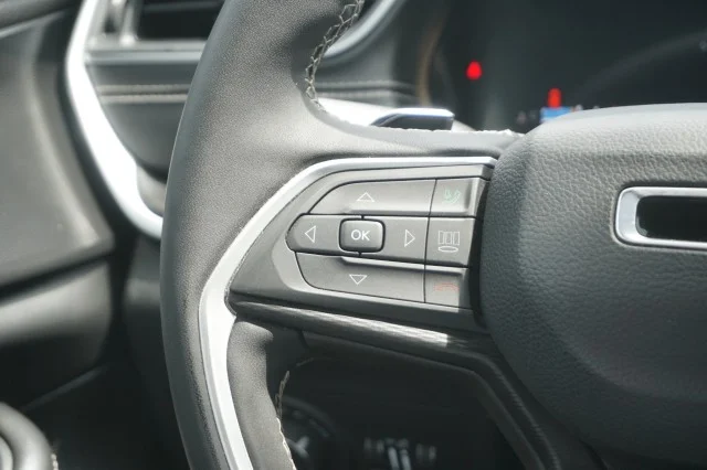 Used 2025  Jeep Laredo X image 27