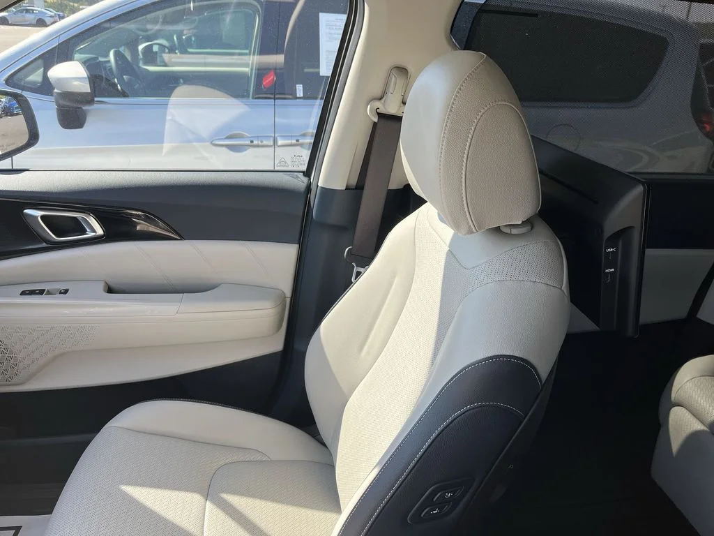 Used 2025 White Kia SX Prestige image 25