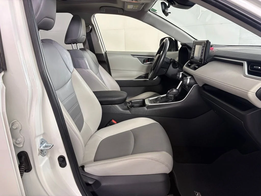 Used 2021 White Toyota XLE Premium image 43