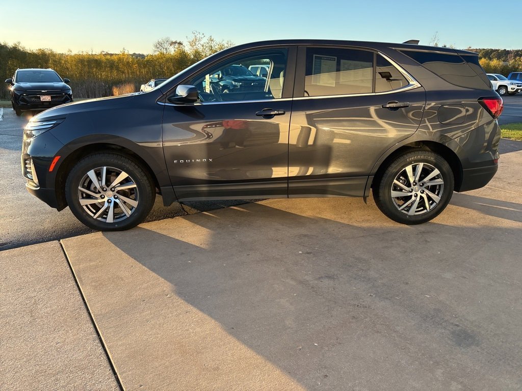2023 Chevrolet Equinox LT photo 2