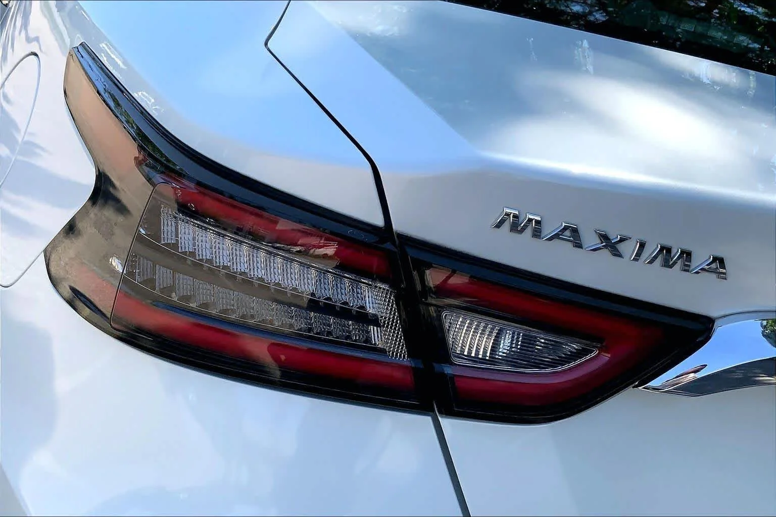 Used 2019 Pearl White Tricoat Nissan Platinum image 27