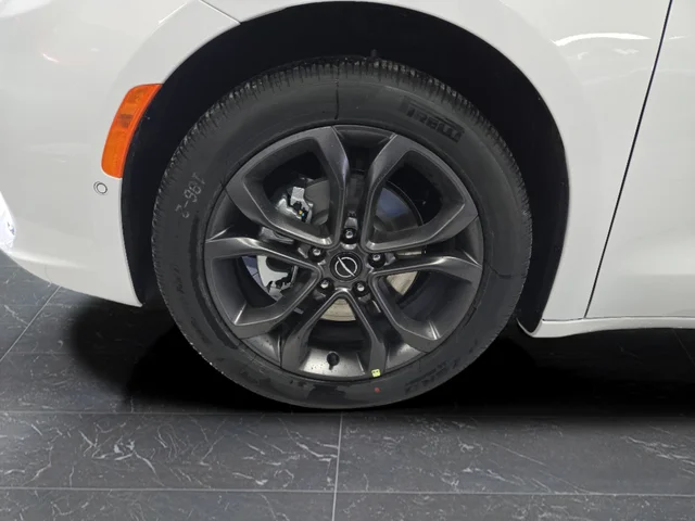 New 2026 Bright White Clear-Coat Exterior Paint Chrysler Select image 40