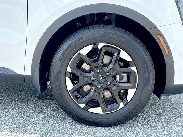 Used 2025 White Kia S image 10