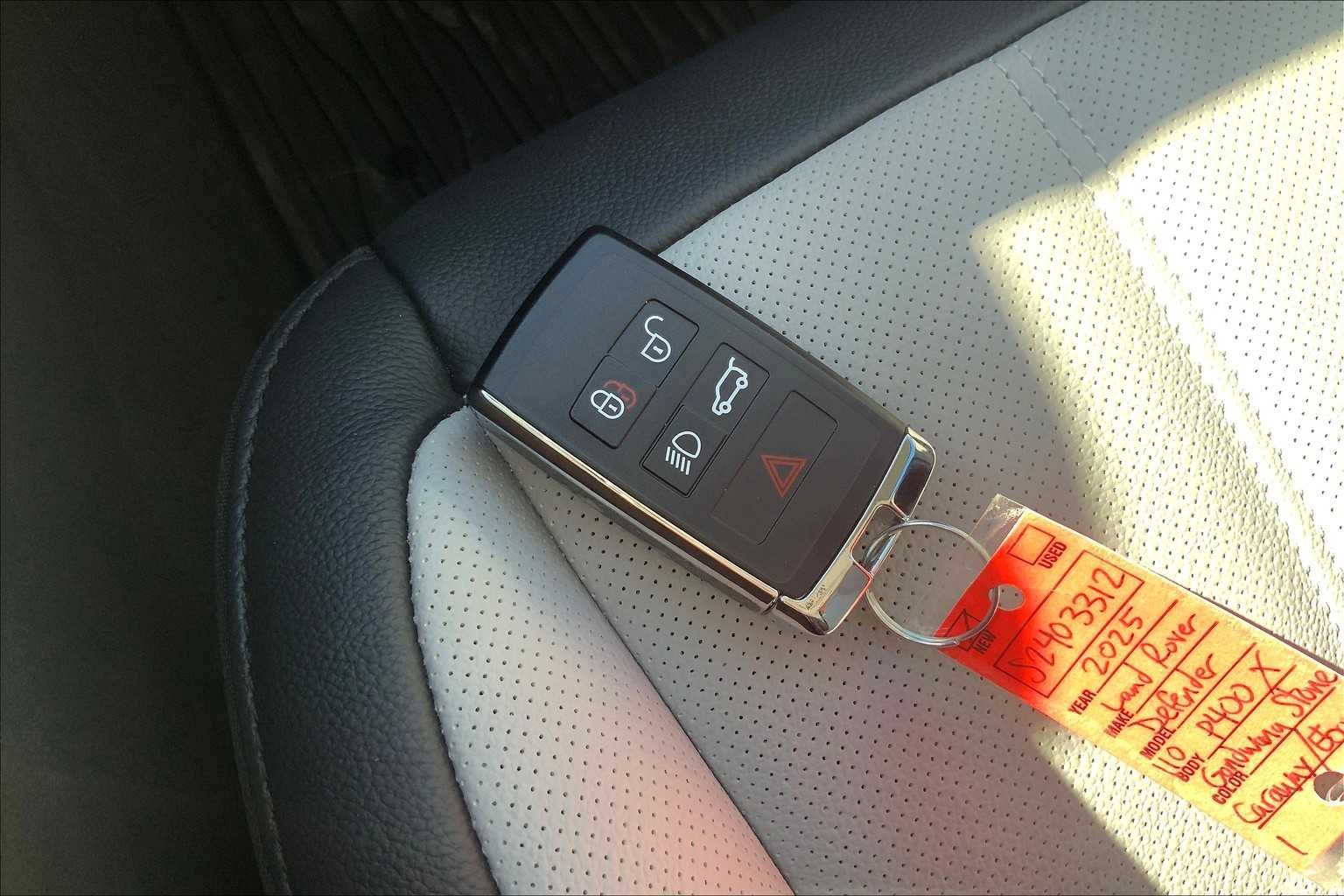 Used 2025 Fuji White Land Rover Dynamic SE image 14