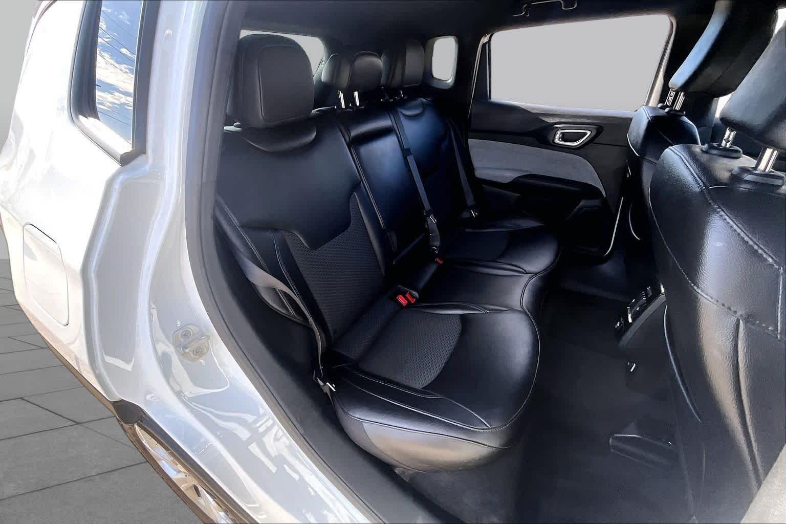 Used 2024 Bright White Clearcoat Jeep Latitude image 20