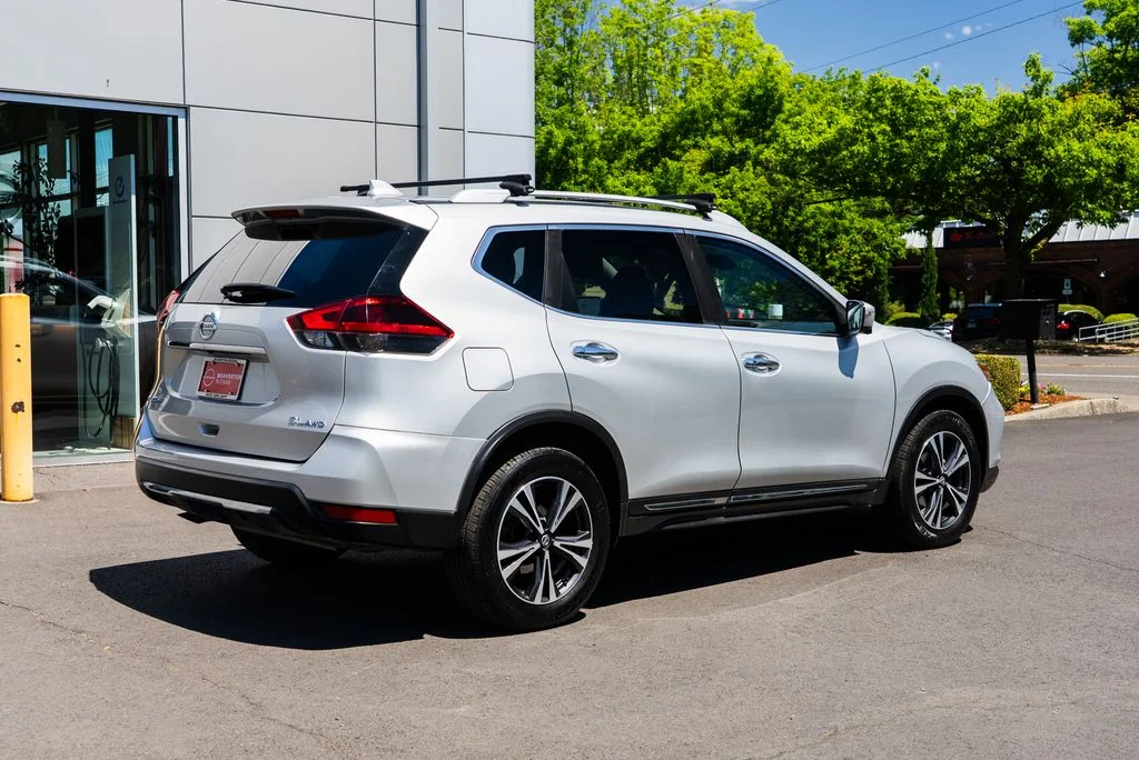 Used 2018 Silver Nissan SL image 6