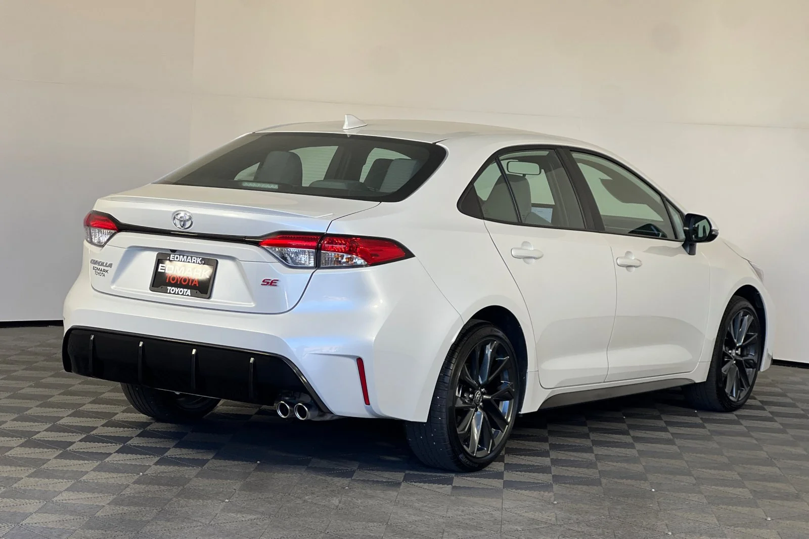Used 2026 Wind Chill Pearl Toyota SE image 3
