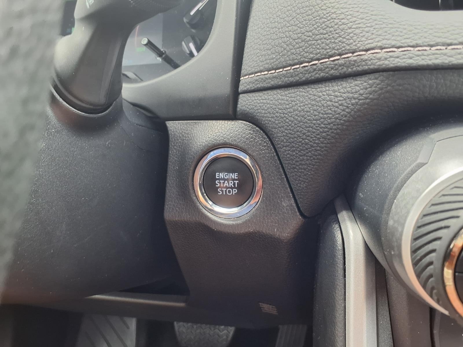 2025 Toyota RAV4 XLE - Photo 21