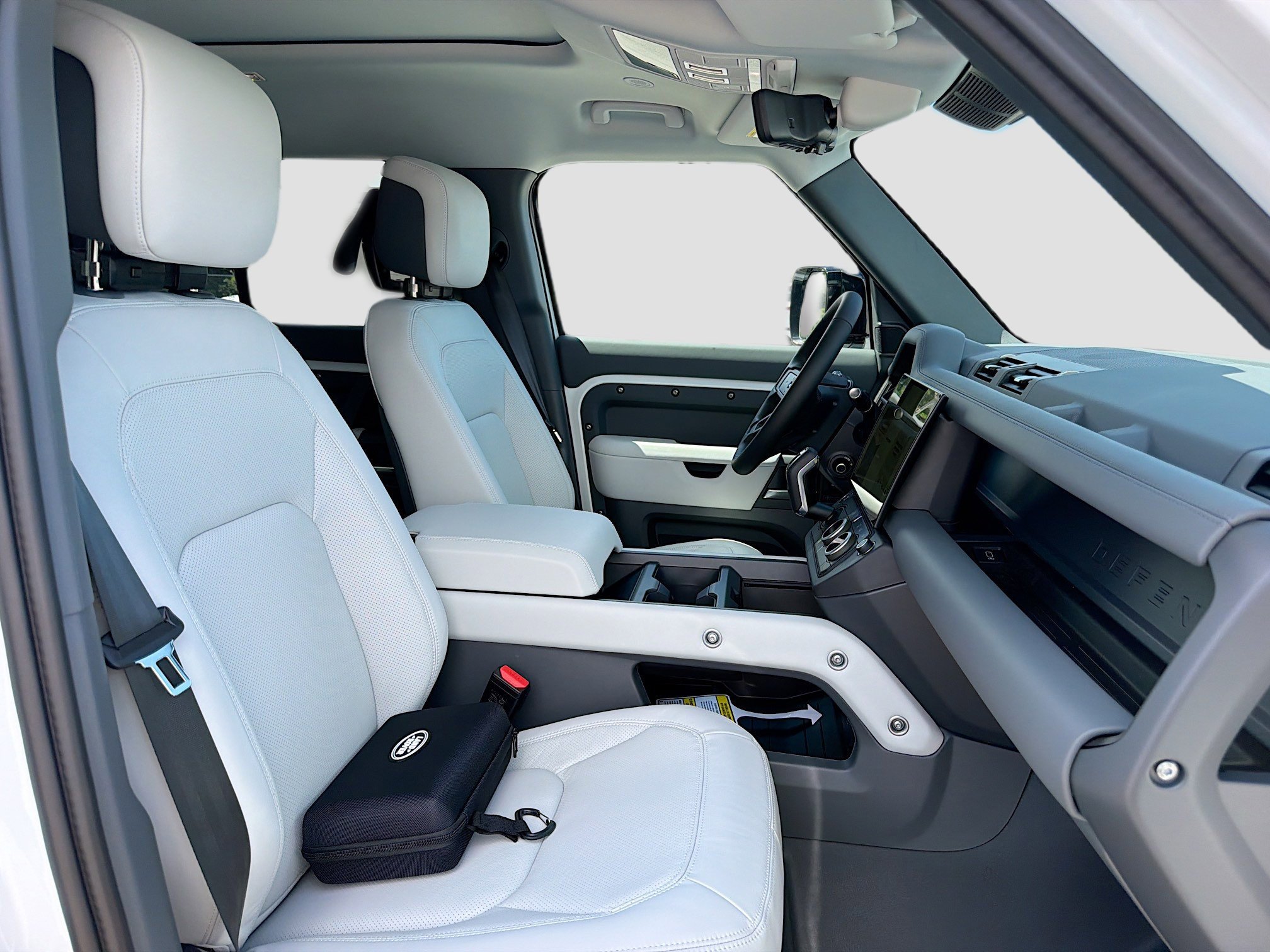 New 2026 Fuji White Land Rover X-Dynamic SE image 15