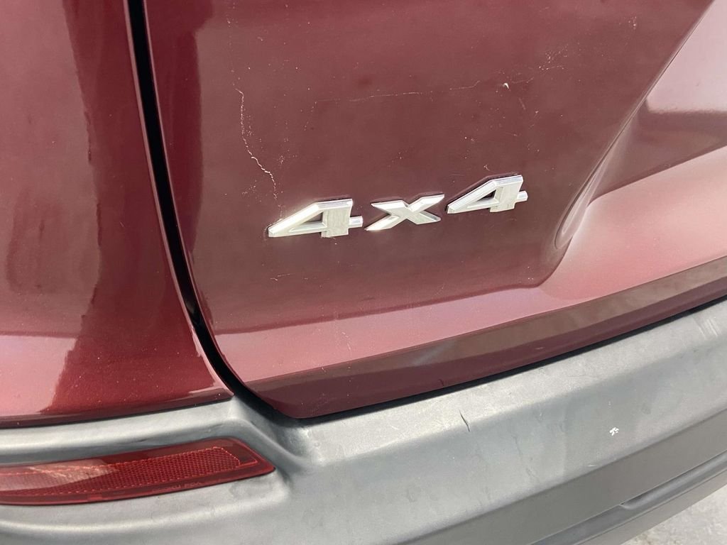 Used 2021 Red Jeep Latitude image 9