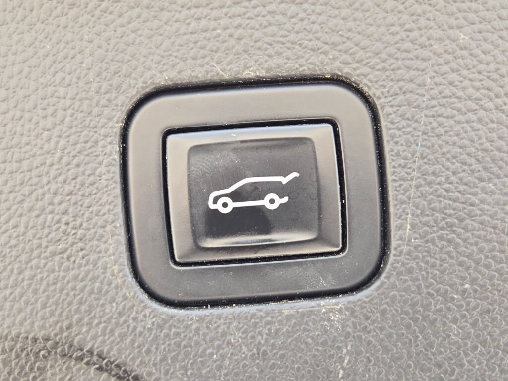 Used 2018 Silver Buick Essence image 15