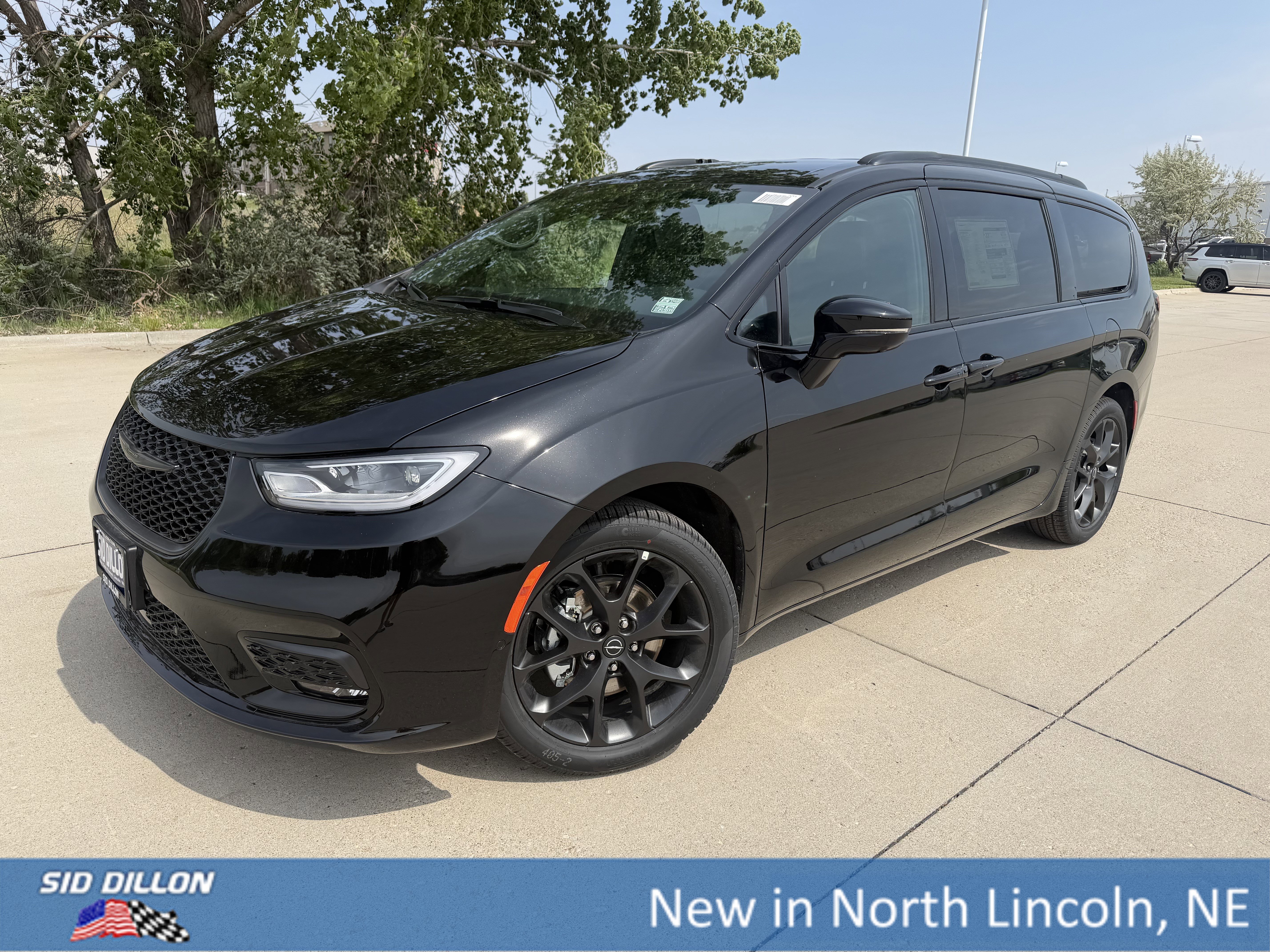 2026 Chrysler Pacifica Select's photo