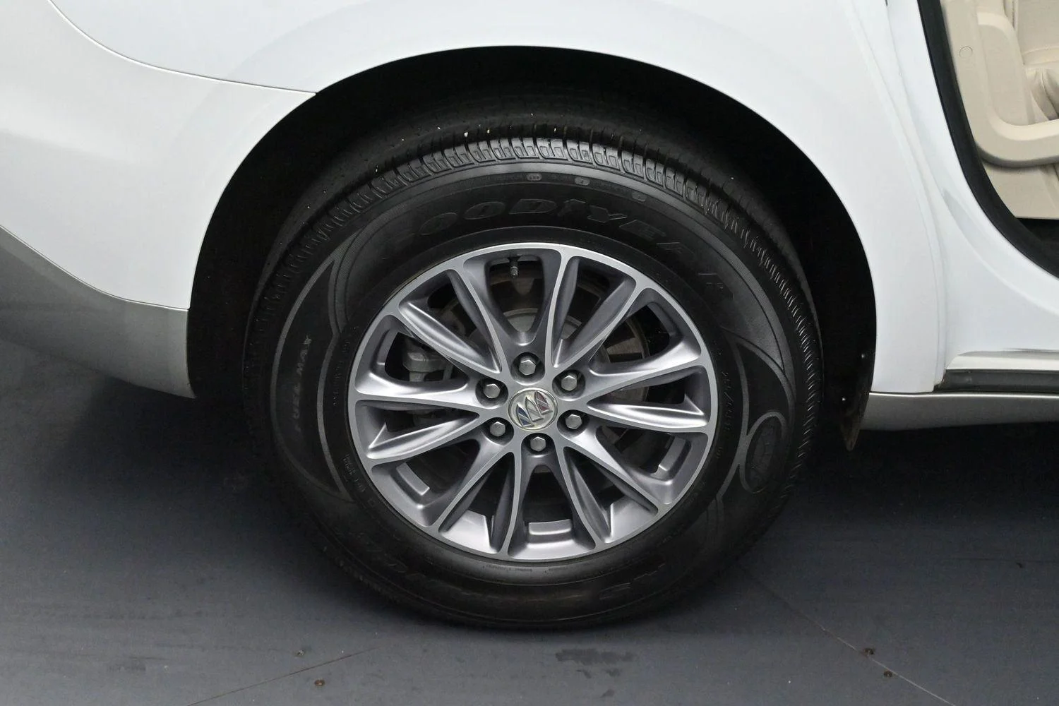 Used 2023 Summit White Buick Essence image 36