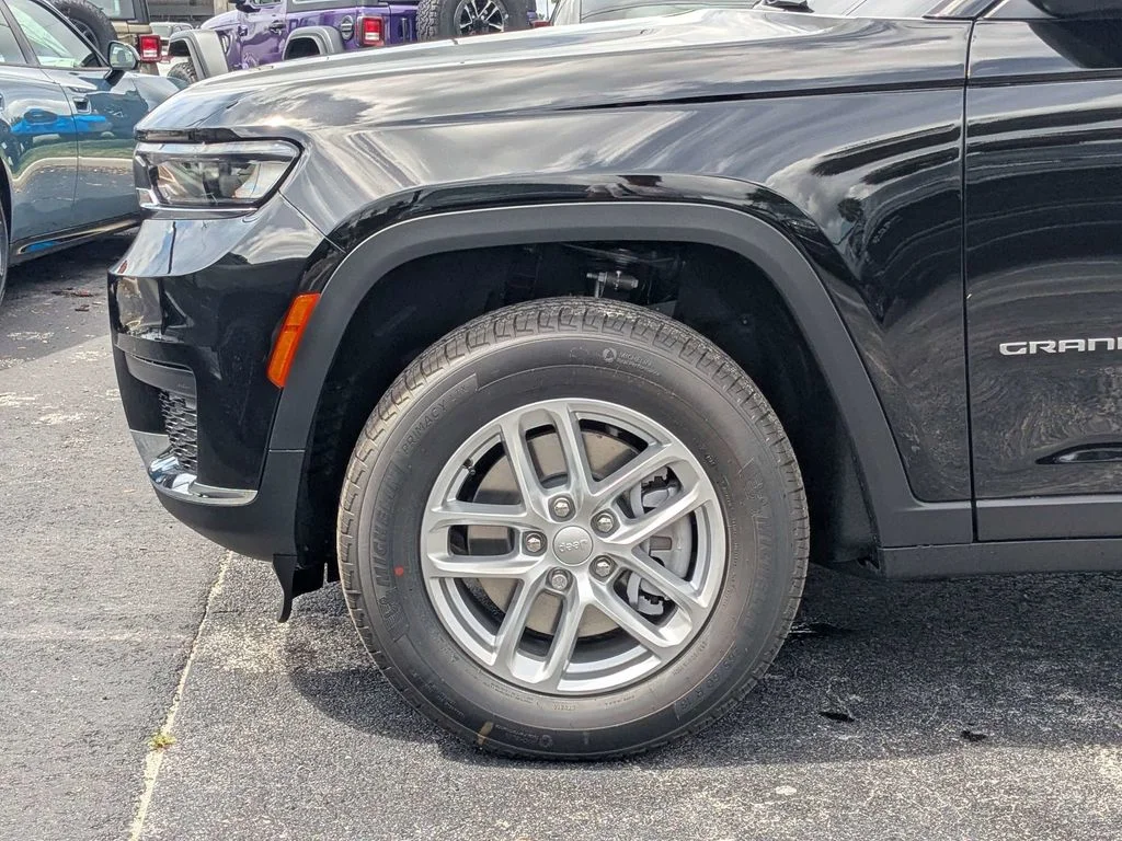New 2026 Diamond Black Crystal Pearlcoat Jeep Laredo image 12