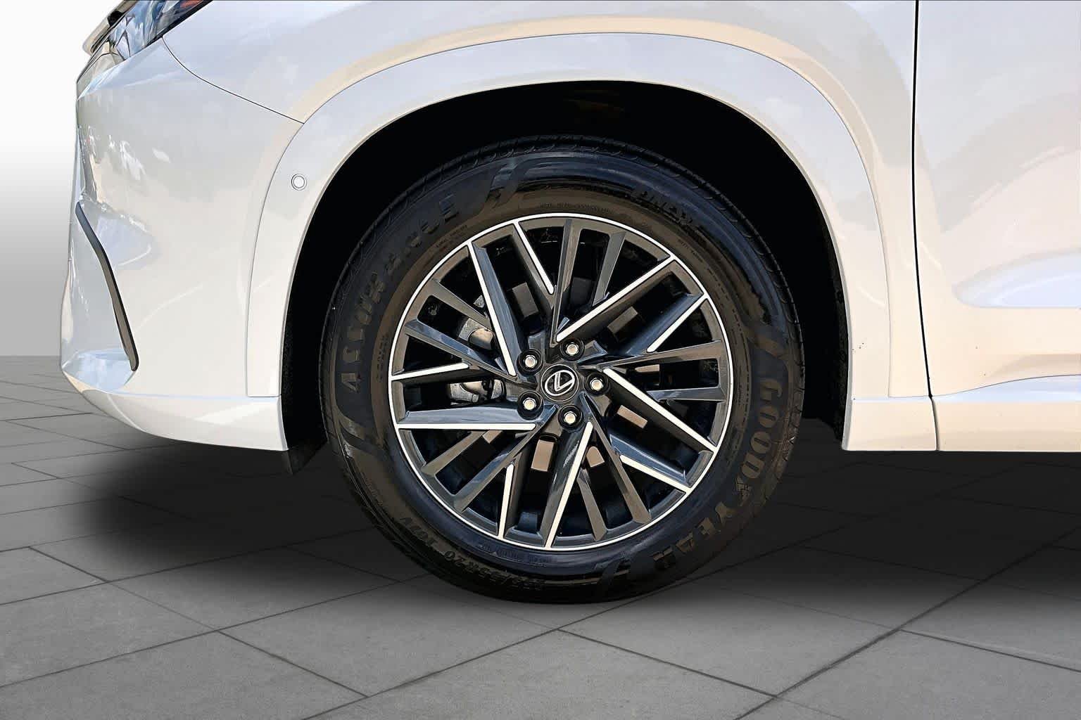 Used 2025 Wind Chill Pearl Lexus Premium image 11