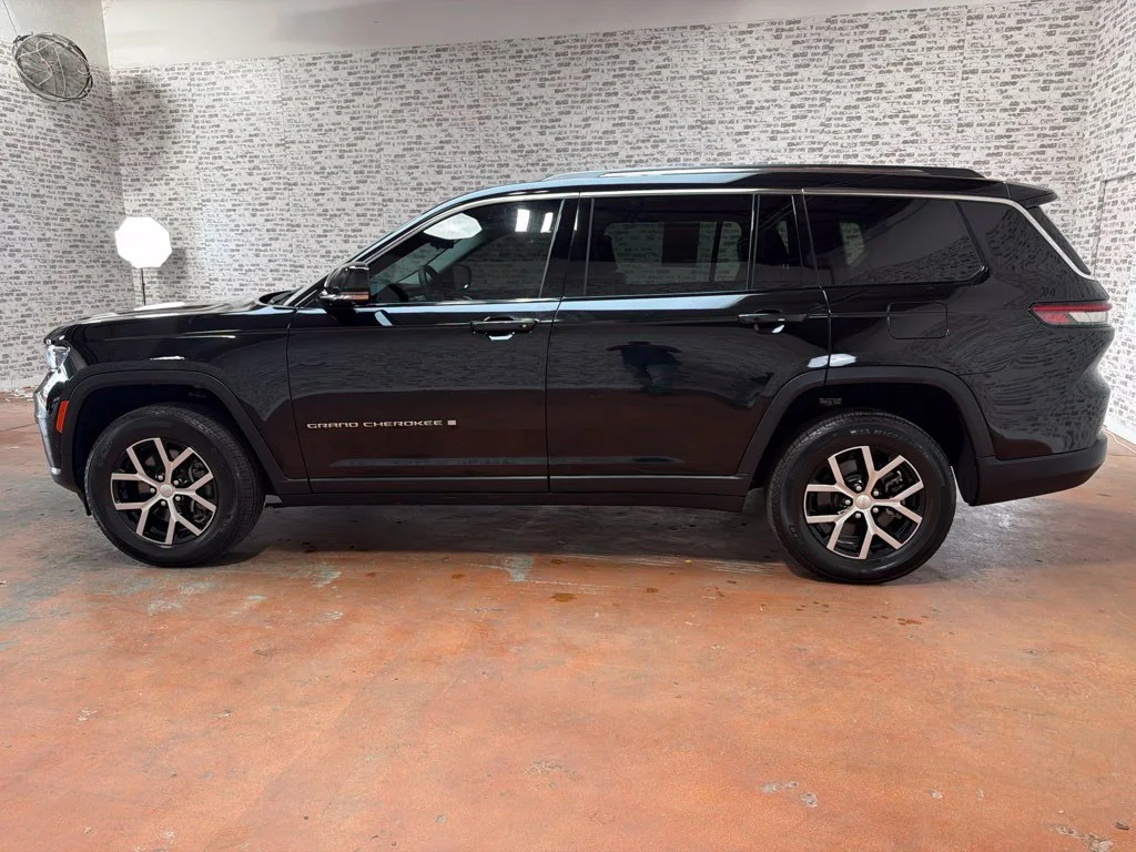 Used 2023 Diamond Black Crystal Pearlcoat Jeep Limited image 4